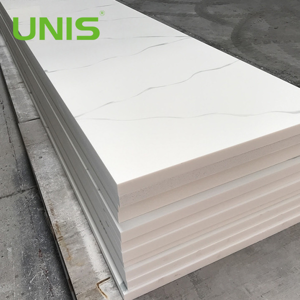 Folha de acrílico branco cortada no tamanho certo