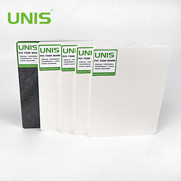 Como as diferentes densidades das placas de espuma de PVC afetam suas aplicações?