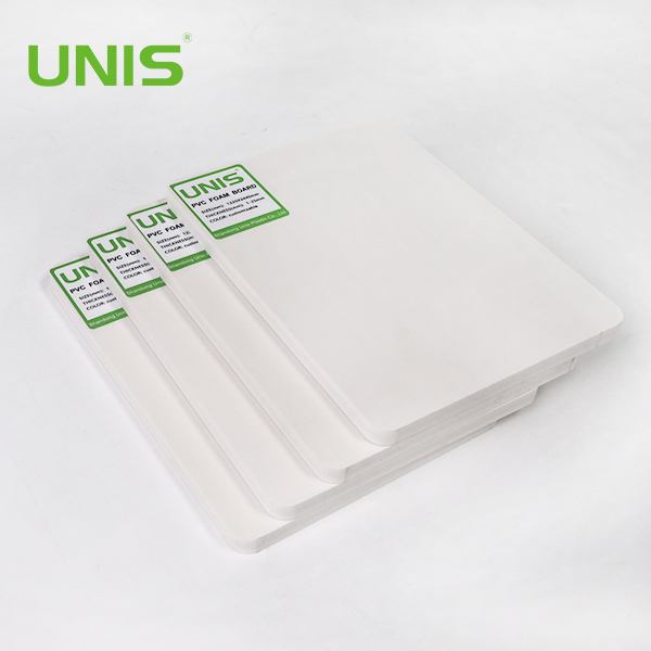 Como as placas de espuma de PVC funcionam em ambientes propensos a umidade?