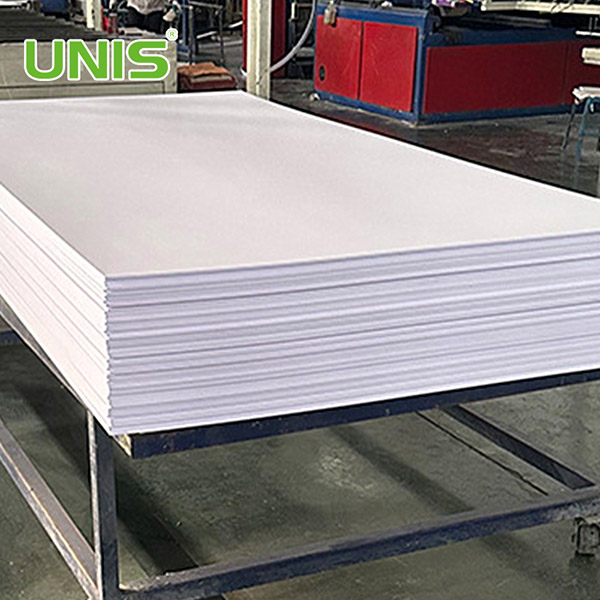 Como as diferentes densidades das placas de espuma de PVC afetam suas aplicações?