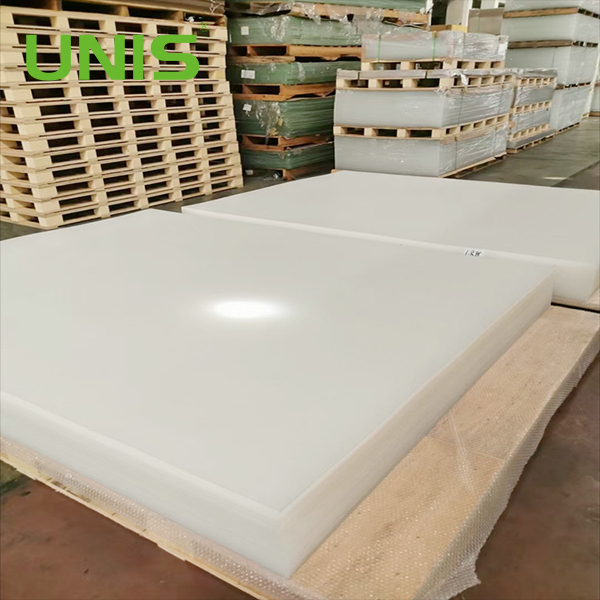 Qual &eacute; a vida &uacute;til t&iacute;pica de instala&ccedil;&otilde;es externas de placas acr&iacute;licas?